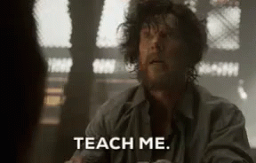Scena di un film con un uomo che dice "Teach me", a illustrare la fiducia cieca nei guru online