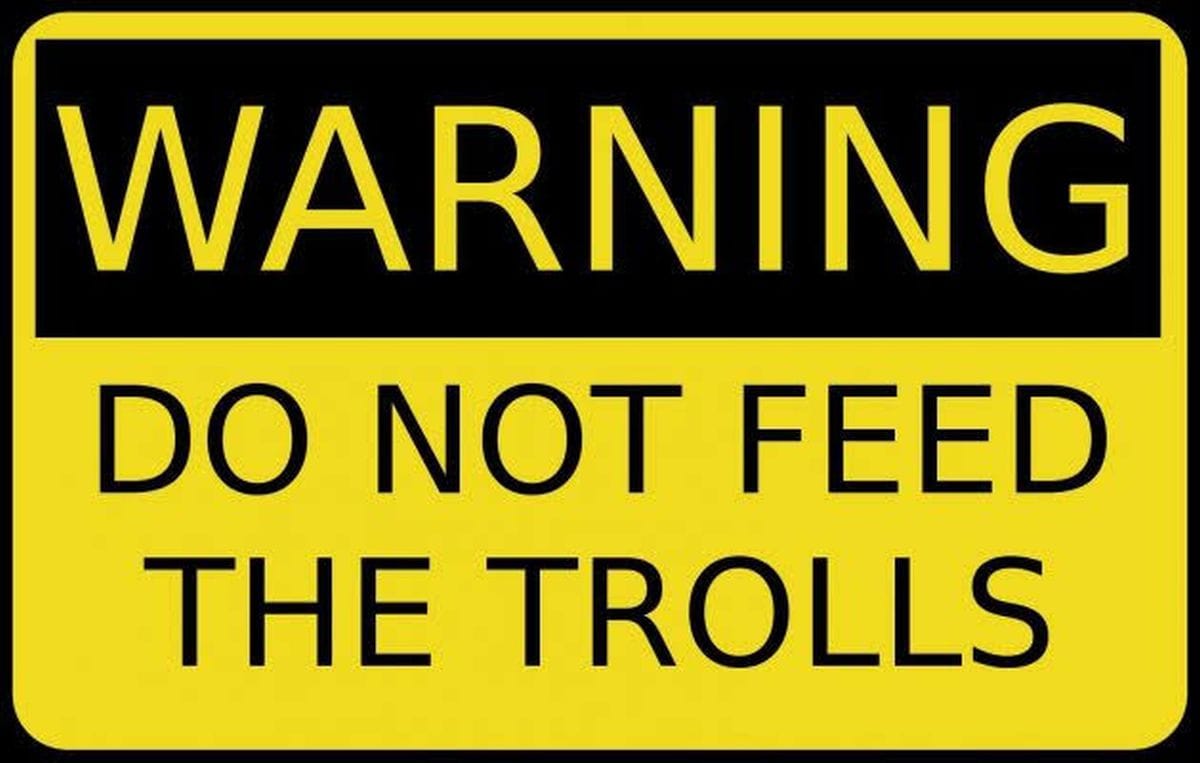 Troll, bot e risse nei commenti: quando l’engagement diventa un problema